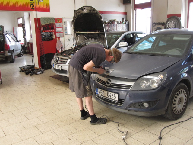 Automechanik při opravě karoserie - automechanik Brno
